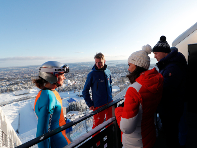 Former ski jumping World Champion Runa Velta and ski jumper Anniken Mork spoke with the British guests about what it takes to perform a long ski jump. Photo: Cornelius Poppe, NTB scanpix.
